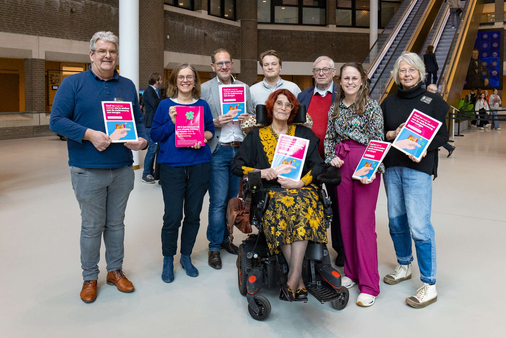 Foto Overhandiging Petitie En Advies Toekomst Ouderenzorg 5